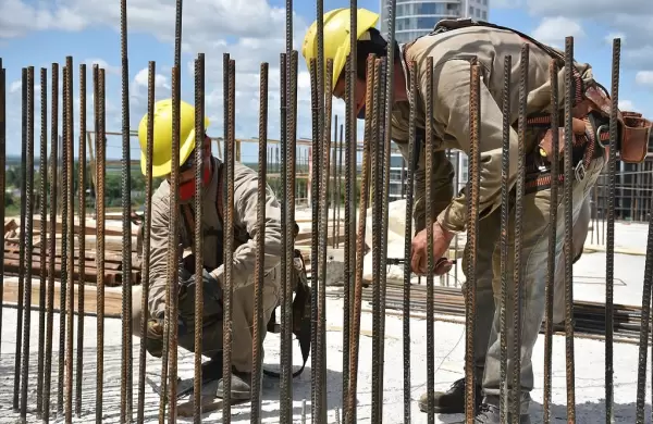 Inversiones privadas y obras públicas mantienen en tramo de crecimiento a la construcción