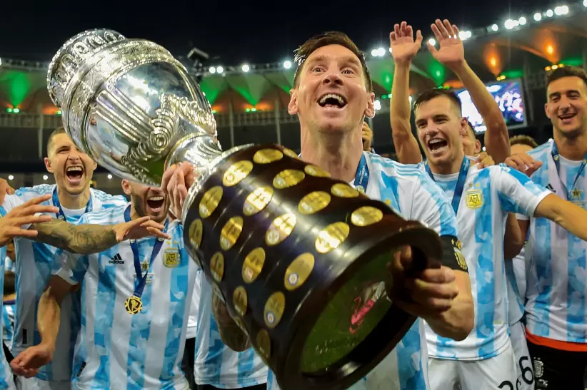 Messi con la Copa América 2021 luego de dejar atrás la renuncia al Seleccionado.
