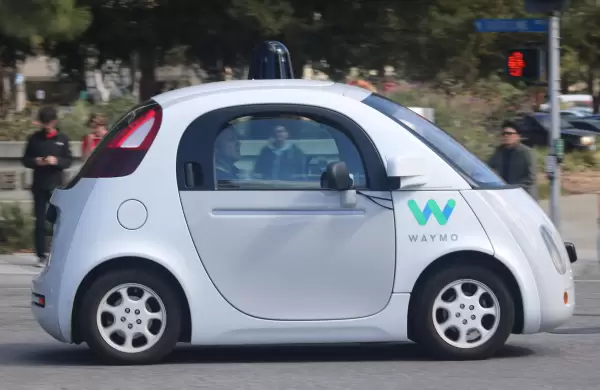 La compañía que aleja los sueños de Elon Musk de liderar la industria de los robotaxis