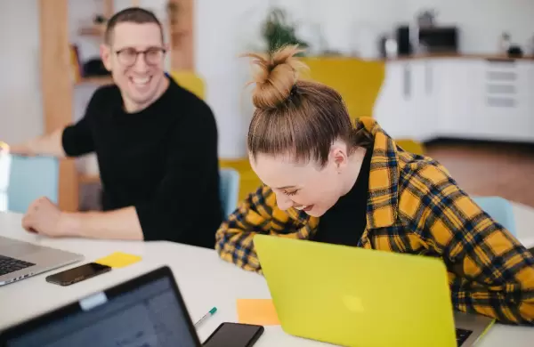 Cómo será la nueva era laboral que definen los millennials y centennials