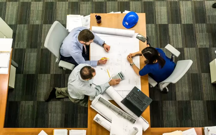 Tres Personas Sentadas Junto A La Mesa, trabajo
