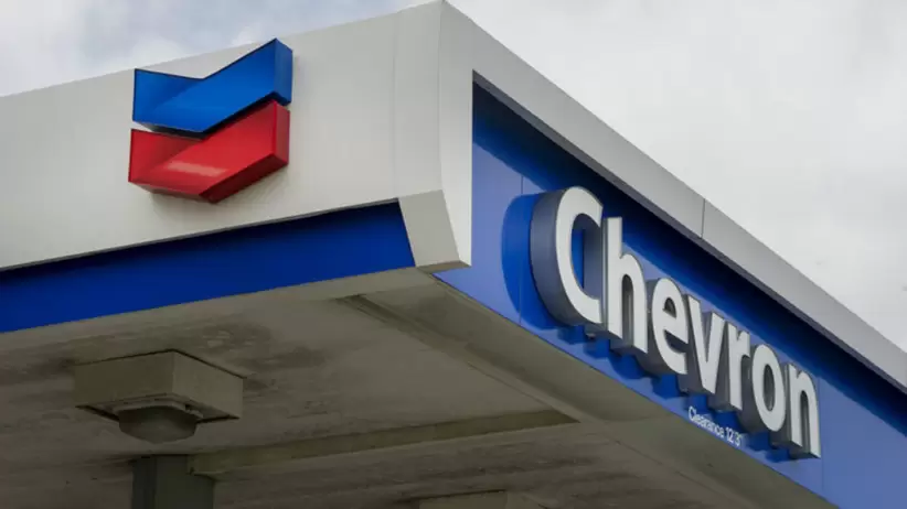 Chevron, la única gran empresa de Estados Unidos autorizada a extraer y exportar petróleo desde Venezuela, subió 5,4%.
