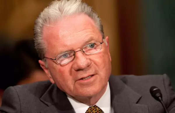 Tomas Peterffy, el multimillonario inversor que defiende los aranceles de Trump y critica a los escépticos