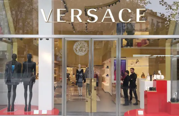 Prada completa la compra de Versace por US$ 1.375 millones y consolida un nuevo gigante del lujo italiano