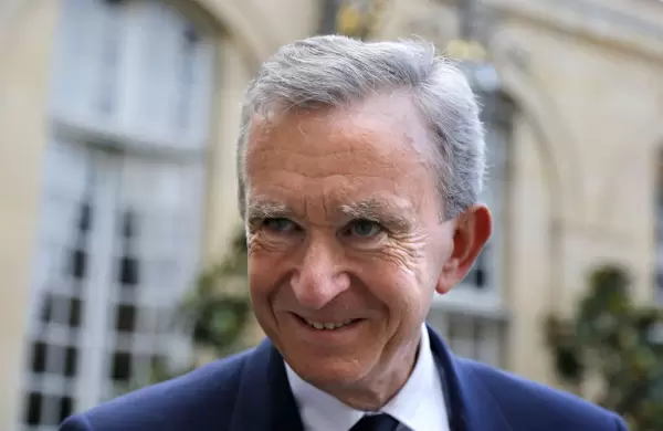 Francia aumenta impuestos a los ricos y Bernard Arnault responde comprando más LVMH