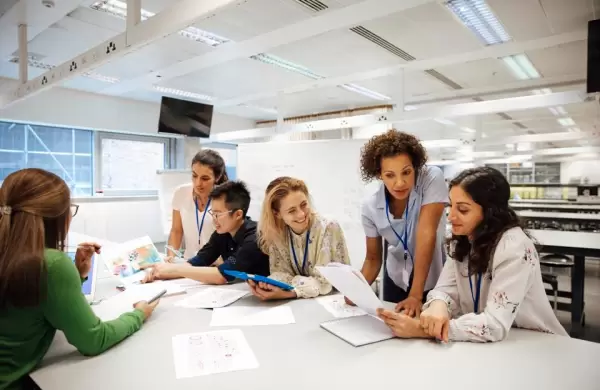 Mucho trabajo y algo de diversión: por qué son importantes los amigos en la oficina
