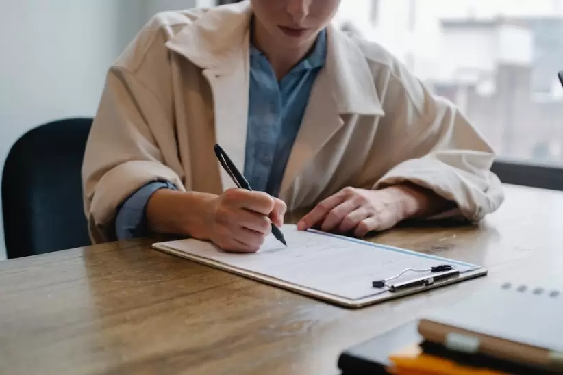 Mujer Enfocada Escribiendo En Portapapeles Mientras Contrata Candidato