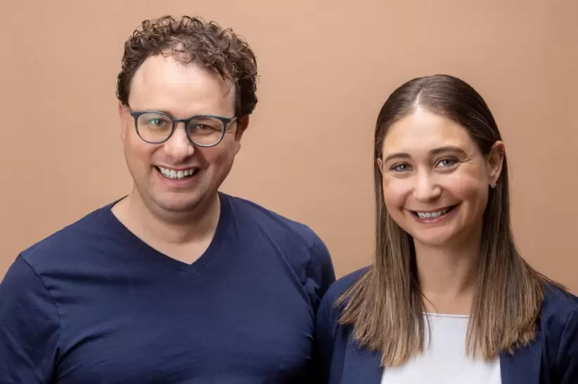 Entre los cofundadores de Anthropic se encuentran los hermanos Dario Amodei (izquierda), que es CEO, y Daniela Amodei, Presidenta.