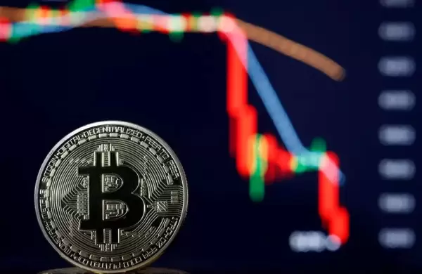Venta masiva de Bitcoin hace caer la criptomoneda a su valor más bajo desde abril