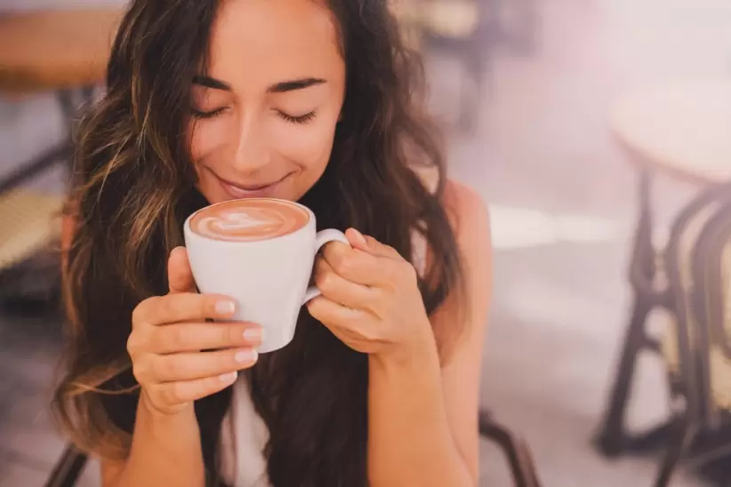 persona tomando café