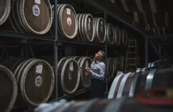Así es el proceso de carbonización de los barriles de whisky: un paso clave que define su sabor