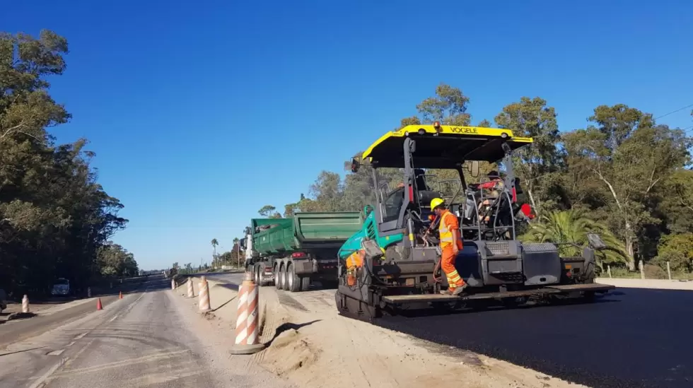 Obras de Infraestructura en Uruguay, la construccin de doble va en ruta 3.