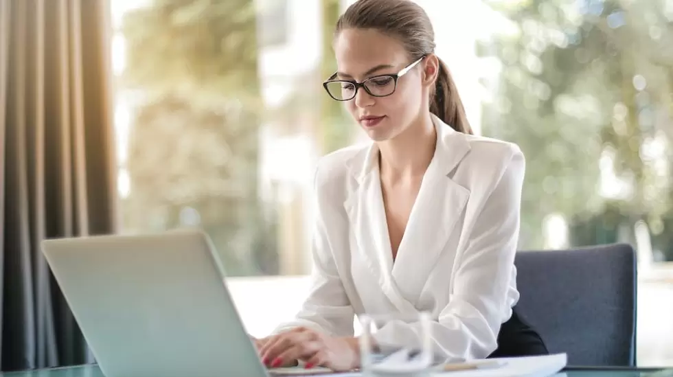 Empresaria Concentrada Escribiendo En La Computadora Porttil En El Lugar De Tra