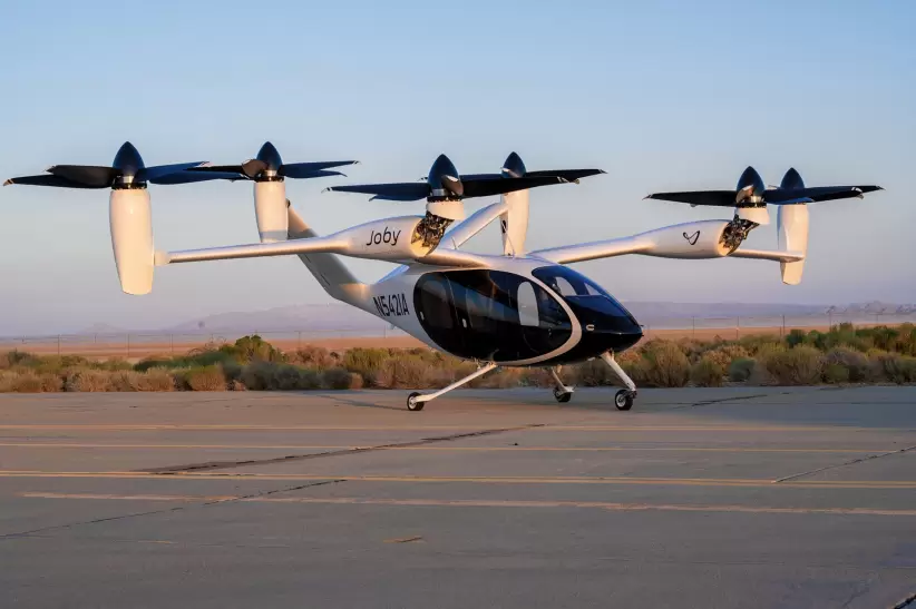 f127p088-089 forbes air - la revolucion aerea sostenible - marzo abril 2024 - joby_aviation_s4_experimental_evtol_aircraft_at_edwards_afb (1)