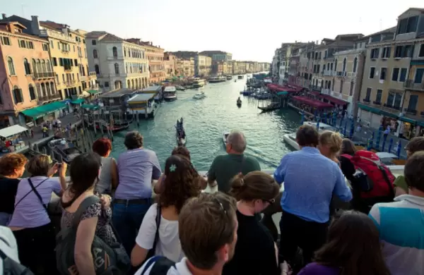 "Turismofobia" en Europa: protestas, prohibiciones, tasas y multas para mantener alejados a los viajeros