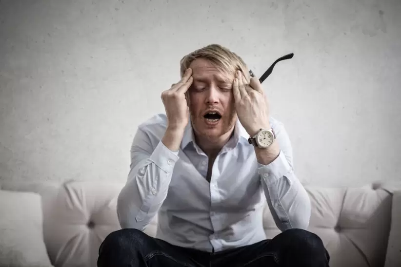 Foto Del Hombre Tocando Su Cabeza