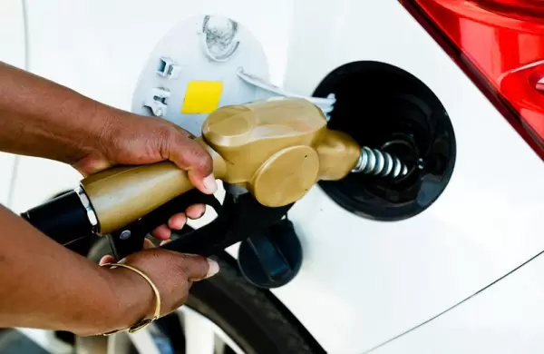 Petróleo con pérdida debía estirar a la baja precios de los combustibles