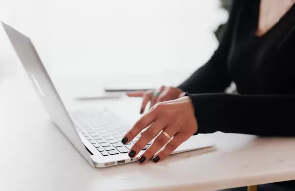 Por qué los manuales del empleado generados por IA están causando el caos en las empresas que los utilizan
