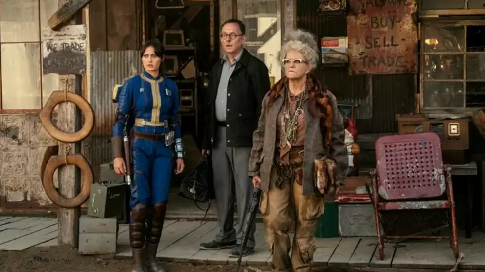 Ella Purnell, Michael Emerson y Dale Dickey en "Fallout."