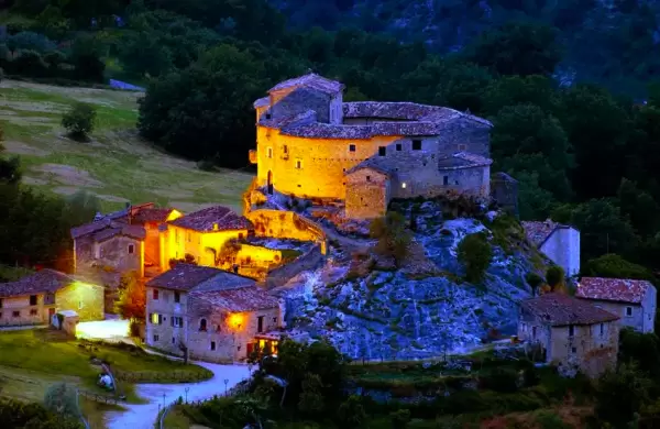 Este nuevo hotel castillo italiano te invita a dormir en medio de 1.000 años de historia
