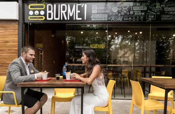 Arquitectos de sabores, elaboraron hamburguesas con toque guaraní