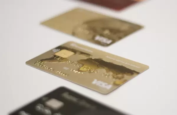 Tres tarjetas de crédito y tres usos distintos, según experta