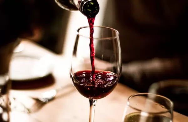 Las recomendaciones de Forbes para empezar el viaje hacia el vino argentino y chileno