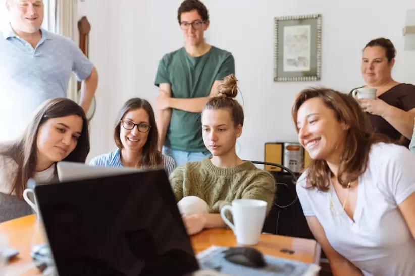 Personas Mirando La Computadora Porttil