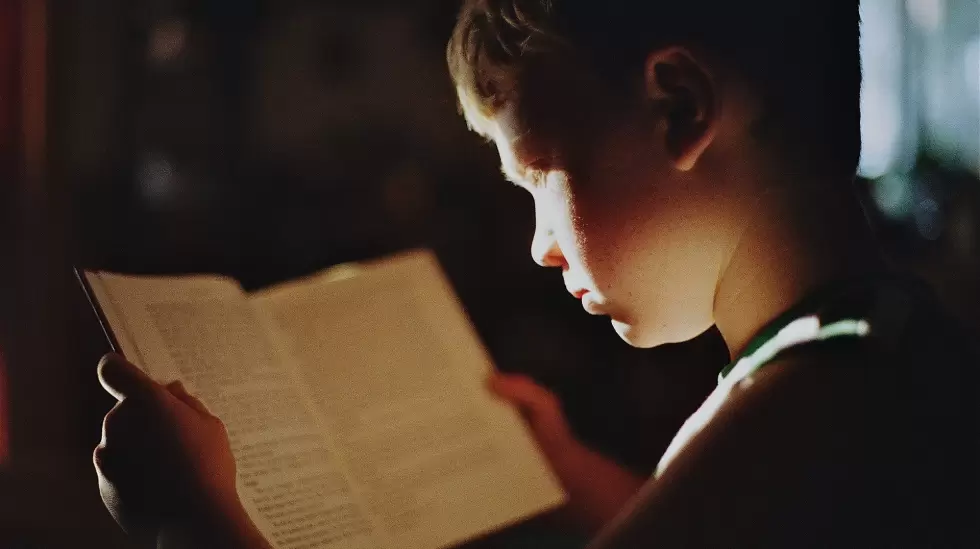 joven leyendo