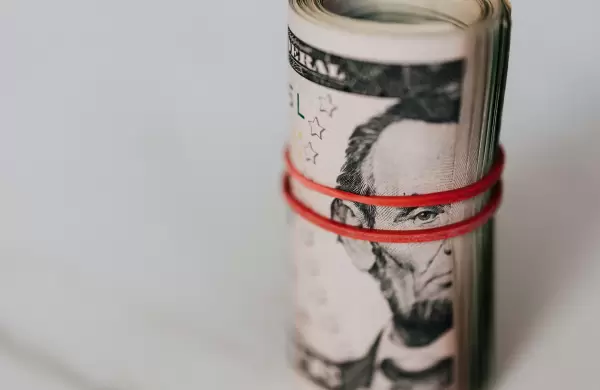 Esperan que el dólar supere la barrera de los G. 8.000 en este 2025