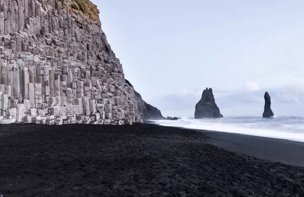 Cómo visitar las playas volcánicas más imperdibles de Europa