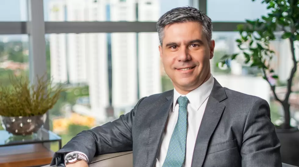 Eduardo Queiroz, Gerente General de Interfisa Banco