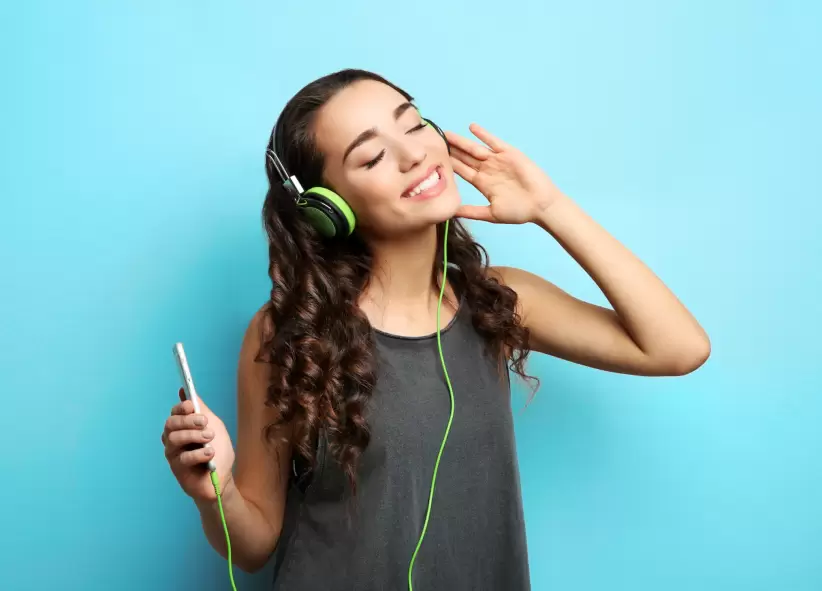 Mujer escuchando música