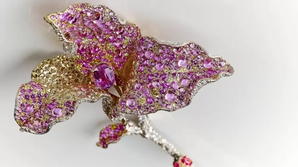 Broche con joyas moradas de Chong Ho, con sede en Hong Kong, en la Semana de la