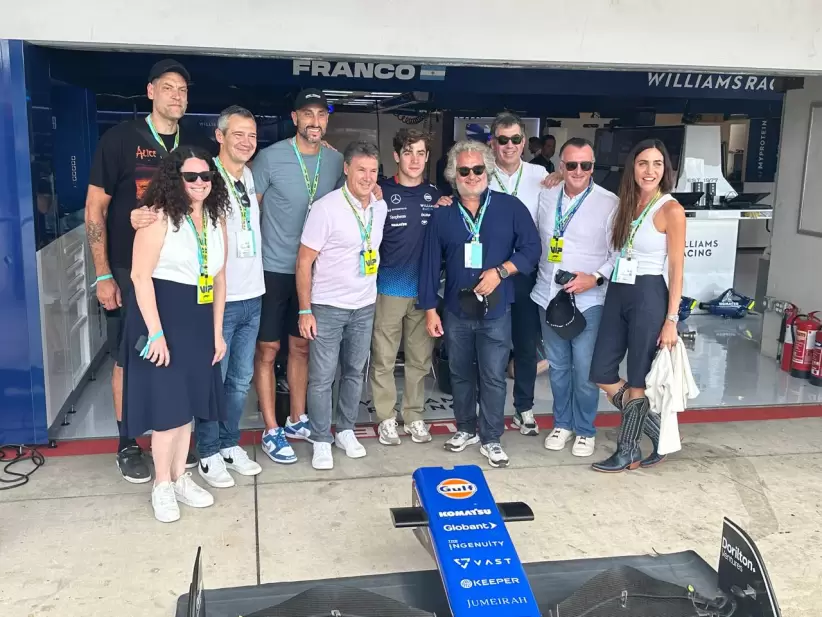 Martín Migoya, Guibert Englebienne, Martín Umaran, Wanda Weigert y Patricia Pomies de Globant junto a Colapinto, Ginobili Oberto y ejecutivos de Sport