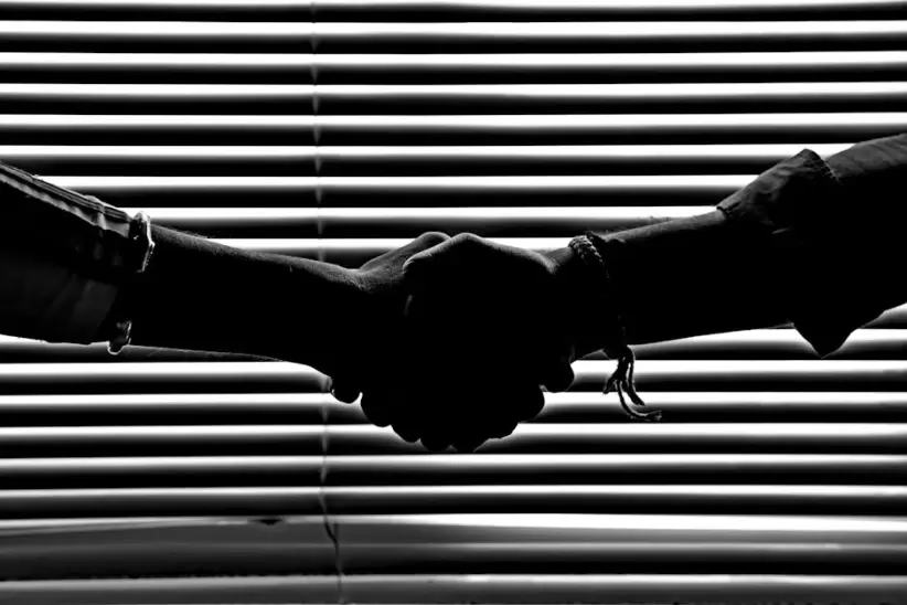 Fotografía Monocroma De Personas Dándose La Mano