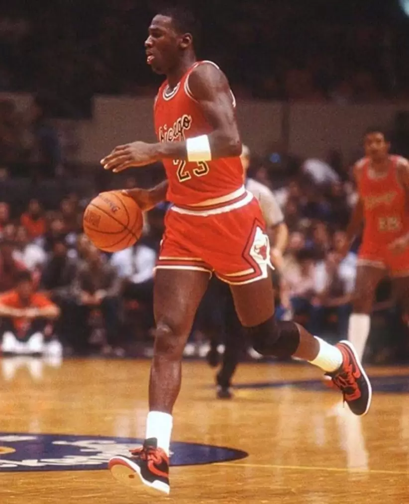 Michael Jordan usando las Airship Jordan Bred en la cancha
