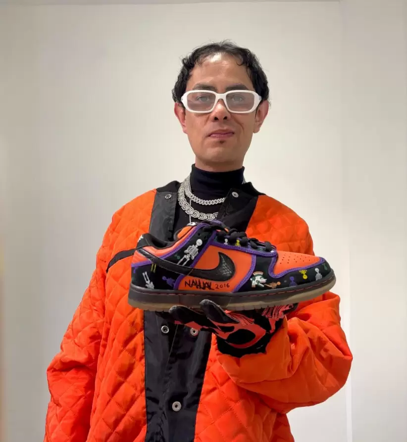 Christian Medina sosteniendo las Nike SB Dunk Low 'Día de Muertos' que él diseñó