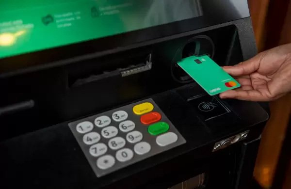 Cómo ueno bank le arrebató la corona a Itaú, convirtiéndose en el rey de las tarjetas