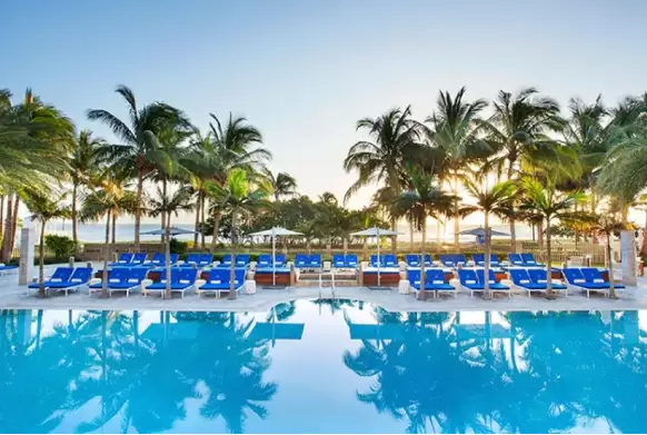 Encuentre excelentes vistas a la piscina y al océano en The St. Regis Bal Harbour Resort.