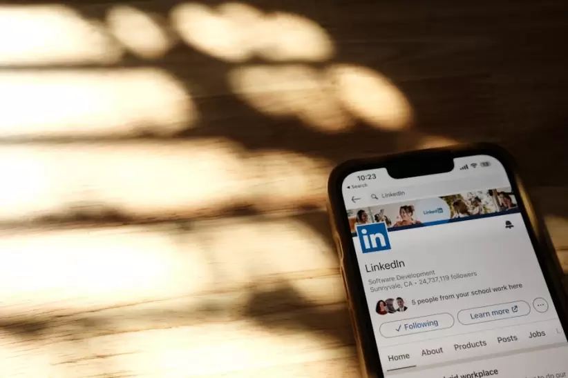 Tofu usa inteligencia artificial para verificar la identidad de los postulantes a partir de los metadatos de sus perfiles públicos en redes sociales.