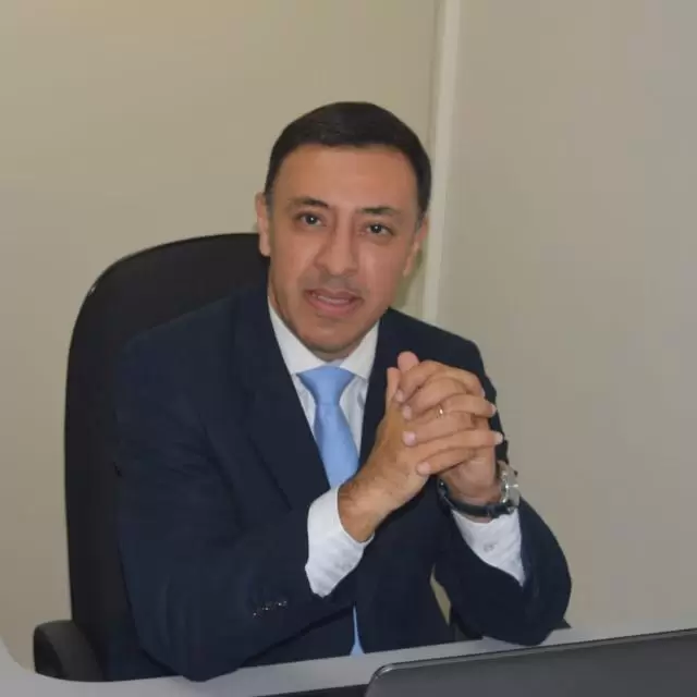 Pedro Servin, Gerente Financiero