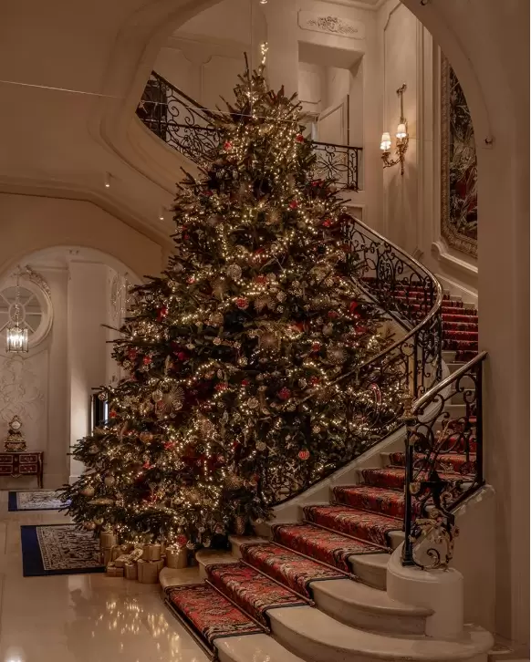 El imponente árbol del Ritz de París.
