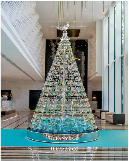Reúnanse alrededor del árbol de Tiffany.
