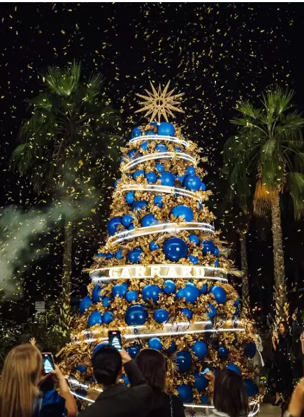 El árbol del Mandarin Oriental Jumeira, Dubai está decorado en oro y azul medianoche.