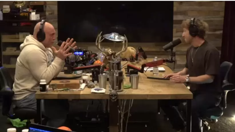 The Joe Rogan Experience, el podcast del comediante y presentador de UFC que Marck Zuckerberg eligió para pegarle duro a los de Apple.