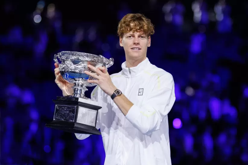 testimonial de rolex y campeon del abierto de australia 2025, jannik sinner en accion en melbourne park