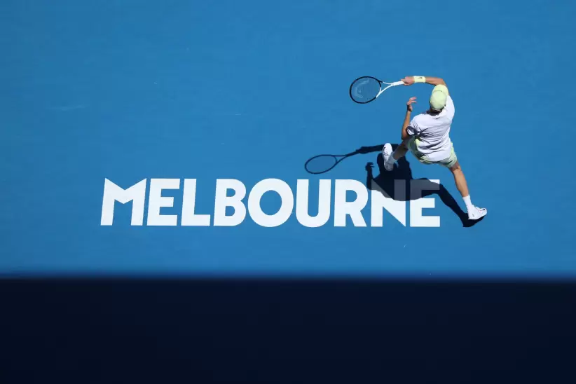 testimonial de rolex y campeon del abierto de australia 2025, jannik sinner en accion en melbourne park