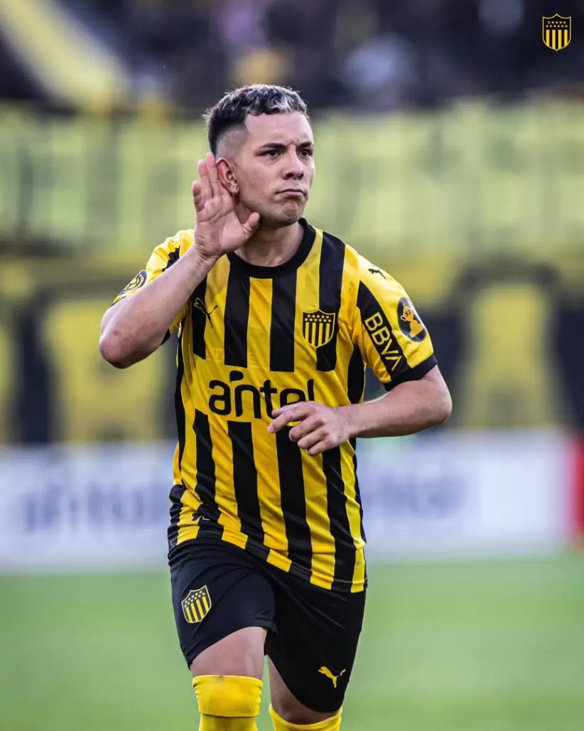 Leonardo Fernández, jugador de Peñarol. Foto: X de Peñarol.