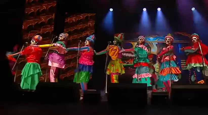 Murga uruguaya Cayó La Cabra, en cuplé sobre costo de vida. Foto: Transmisión Tenfield.